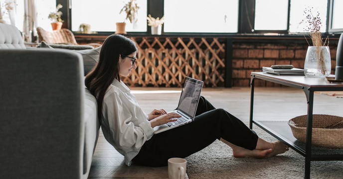 a lady gambling online